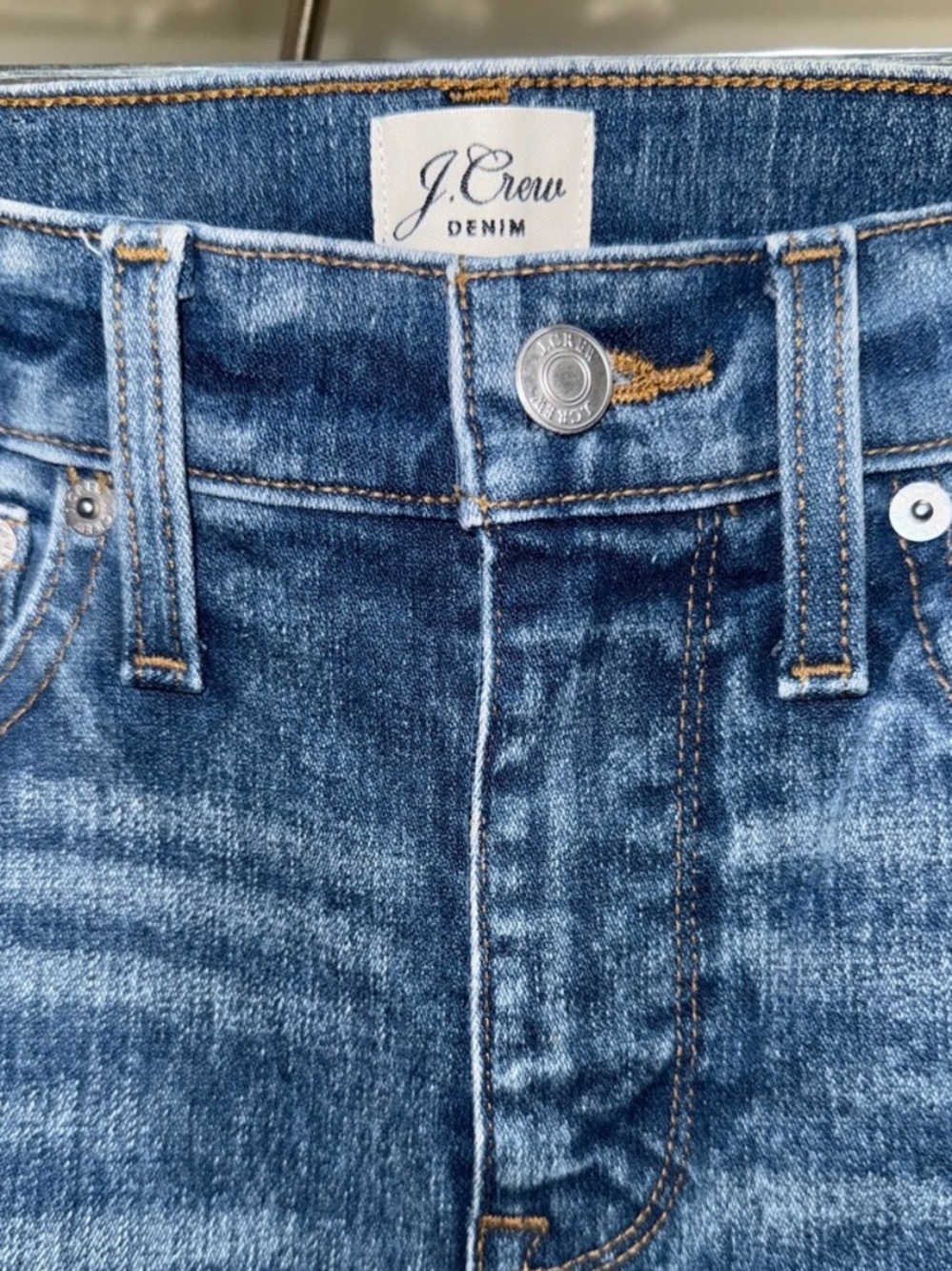 J.Crew Billie Demi Boot
Crop Jeans Women's 25P
Medium Wash Raw Hem ♻️